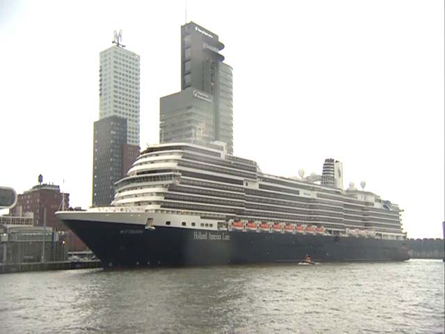 Cruiseschip ms Rotterdam VII van de Holland America Line aan de Cruise Terminal Rotterdam